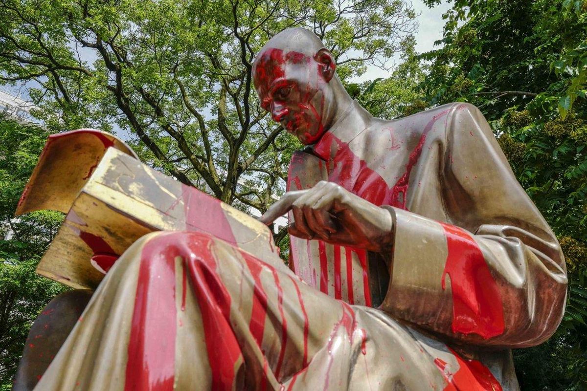 La estatua del periodista Indro Montanelli, objeto del ataque de dos colectivos estudiantiles La estatua del periodista Indro Montanelli, objeto del ataque de dos colectivos estudiantiles
