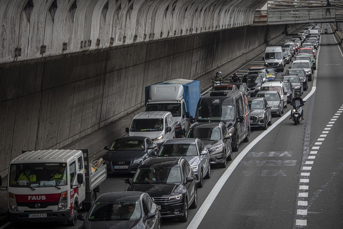 Cola de coches antes del semáforo que regula el acceso al túnel de Glòries para entrar en Barcelona.