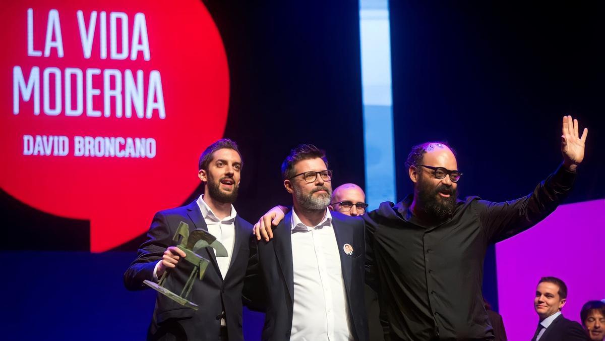 Los presentadores de ’La vida moderna’ David Broncano (izquierda), Ignatius Farray (derecha) y Quequé (centro) reciben el Premio Ondas.  