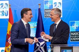 El presidente del Gobierno, Pedro Sánchez, y el secretario general de la OTAN, Jens Stoltenberg, durante su rueda de prensa conjunta, este 14 de junio en Bruselas, al término de la cumbre de la Alianza Atlántica. 
