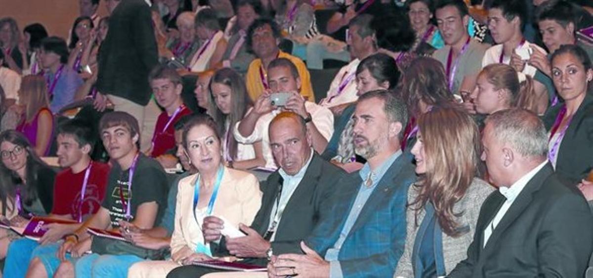 En girona. Antoni Esteve, entre el Príncipe y la ministra Pastor, en el Fórum Impulsa, en junio del 2013.