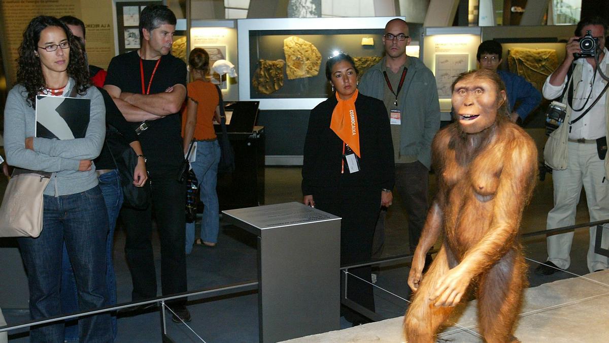 Unos ciudadanos observan una estatua de Lucy, expuesta en un museo. 