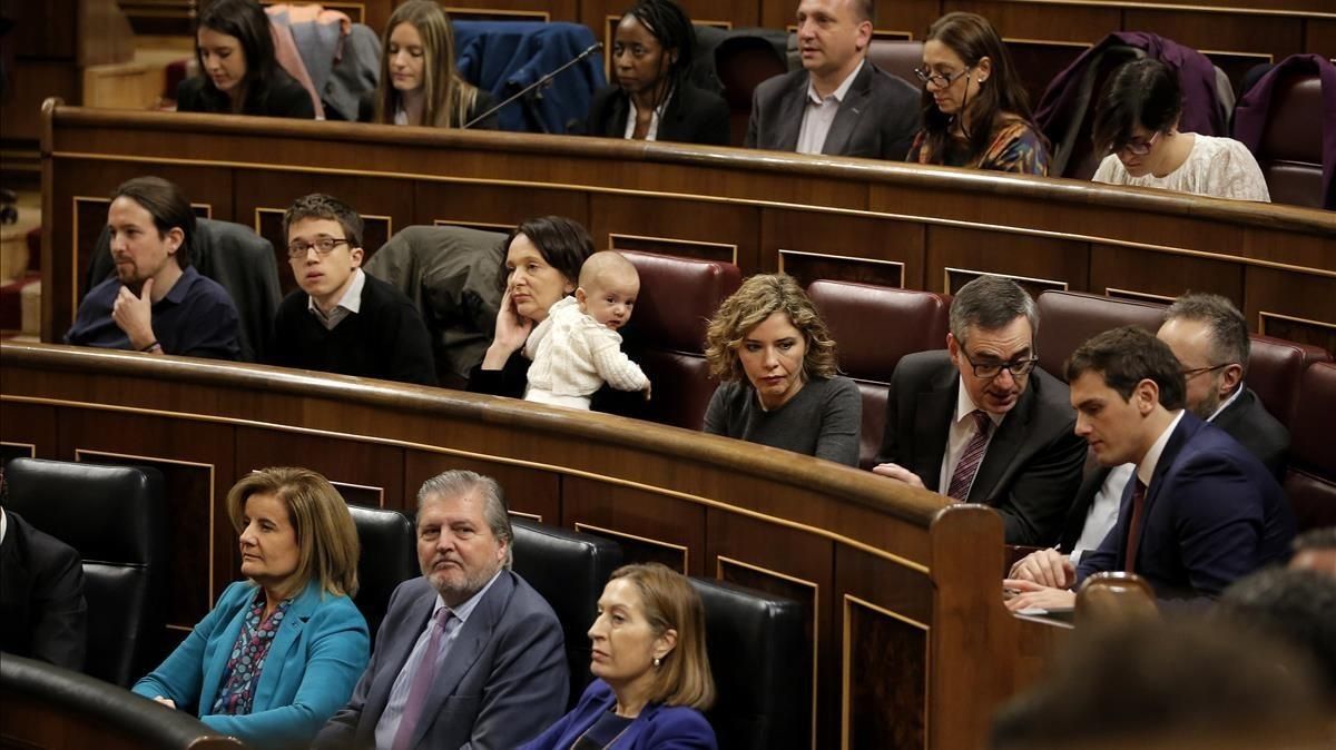 La diputada de Podemos Carolina Bescansa llevó su hijo a la sesión constitutiva de la legislatura, en enero del 2016, en el Congreso, parar evidenciar los problemas de la mujer para conciliar. La diputada de Podemos Carolina Bescansa llevó su hijo a la sesión constitutiva de la legislatura, en enero del 2016, en el Congreso, parar evidenciar los problemas de la mujer para conciliar.