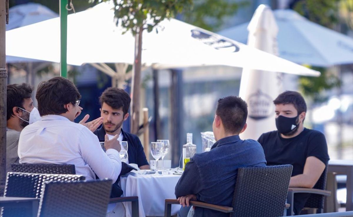 Un grupo de chicos en una terraza en un bar de Madrid. Un grupo de chicos en una terraza en un bar de Madrid.