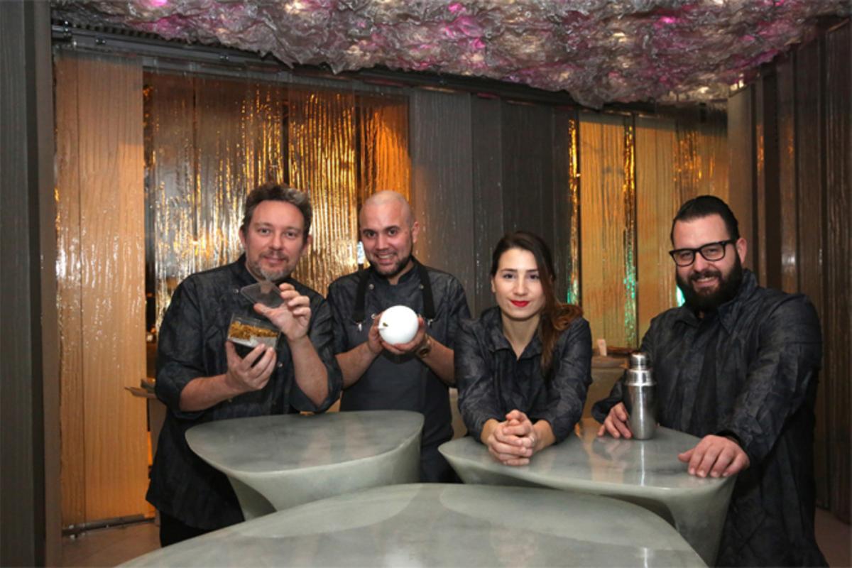 Albert Adrià (izquierda) junto a Oliver Peña, Cristina Losada y Marc Álvarez. La plancha de Enigma y el espacio destinado a comedor.