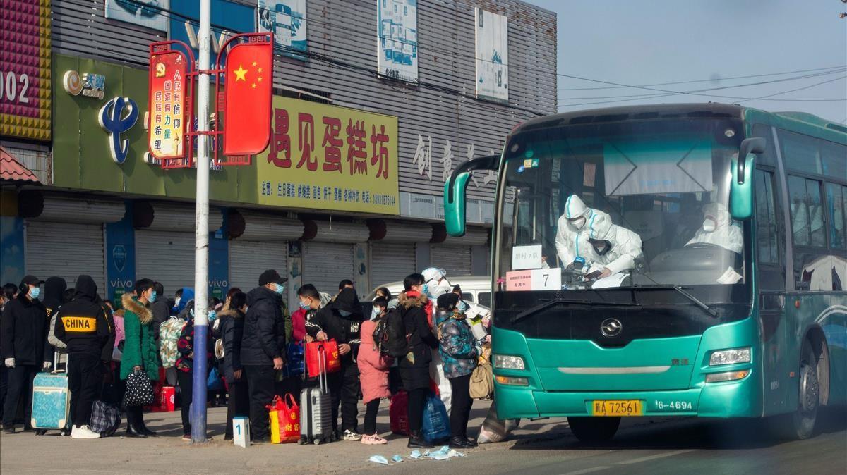 Vecinos del distrito de Gaocheng toman un autocar para dirigirse a Shijiazhuang, en la provincia de Hebei, para pasar ahí una cuarentena. Vecinos del distrito de Gaocheng toman un autocar para dirigirse a Shijiazhuang, en la provincia de Hebei, para pasar ahí una cuarentena.