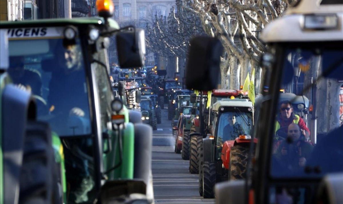 Tractores circulando por la rambla Ferran de Lleida en la movilización por la mejora del sector agrario. Tractores circulando por la rambla Ferran de Lleida en la movilización por la mejora del sector agrario.