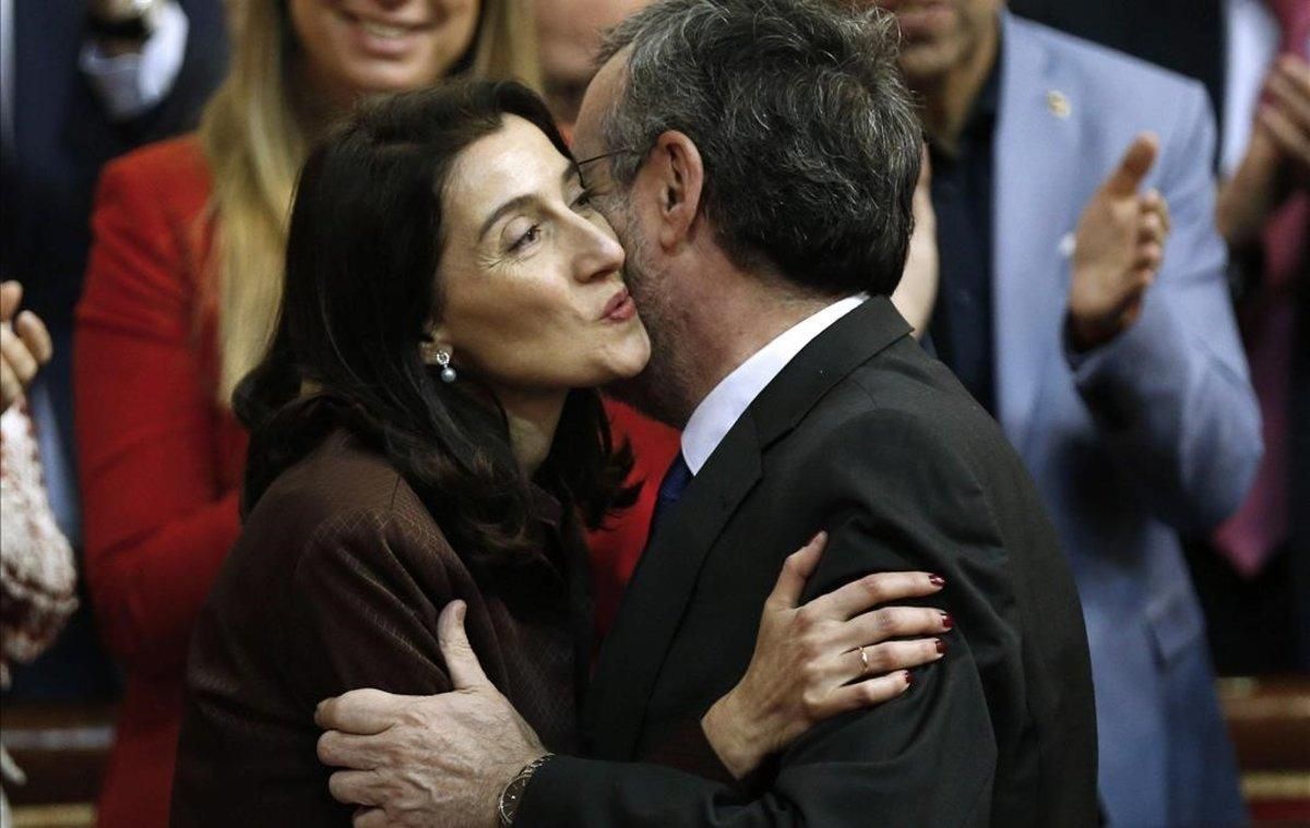 Pilar Llop, nueva presidenta del Senado, besa a su antecesor en el cargo, Manuel Cruz. Pilar Llop, nueva presidenta del Senado, besa a su antecesor en el cargo, Manuel Cruz.