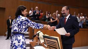 Lambán recibe la credencial de senador autonómico de las manos de la presidenta de las Cortes, Marta Fernández.