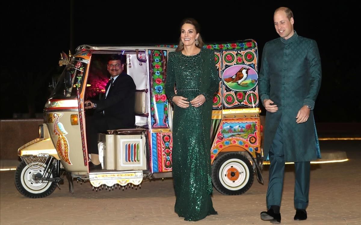Los duques de Cambridge, en tuk tuk. Los duques de Cambridge, en tuk tuk.