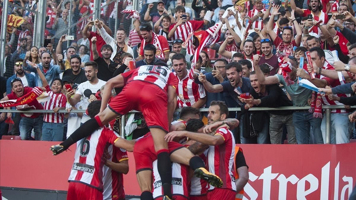 La piña del Girona celebrando el gol de Stuani, el momentáneo 1-1. La piña del Girona celebrando el gol de Stuani, el momentáneo 1-1.
