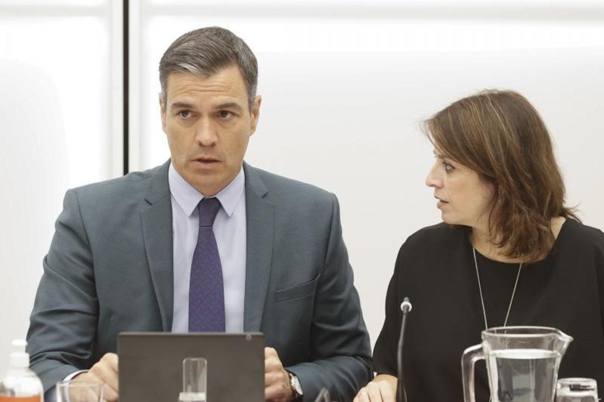 El secretario general del PSOE y presidente del Gobierno, Pedro Sánchez, junto a la vicesecretaria general del partido, Adriana Lastra, este 4 de julio de 2022, durante la reunión de la ejecutiva federal, en la madrileña sede de Ferraz.