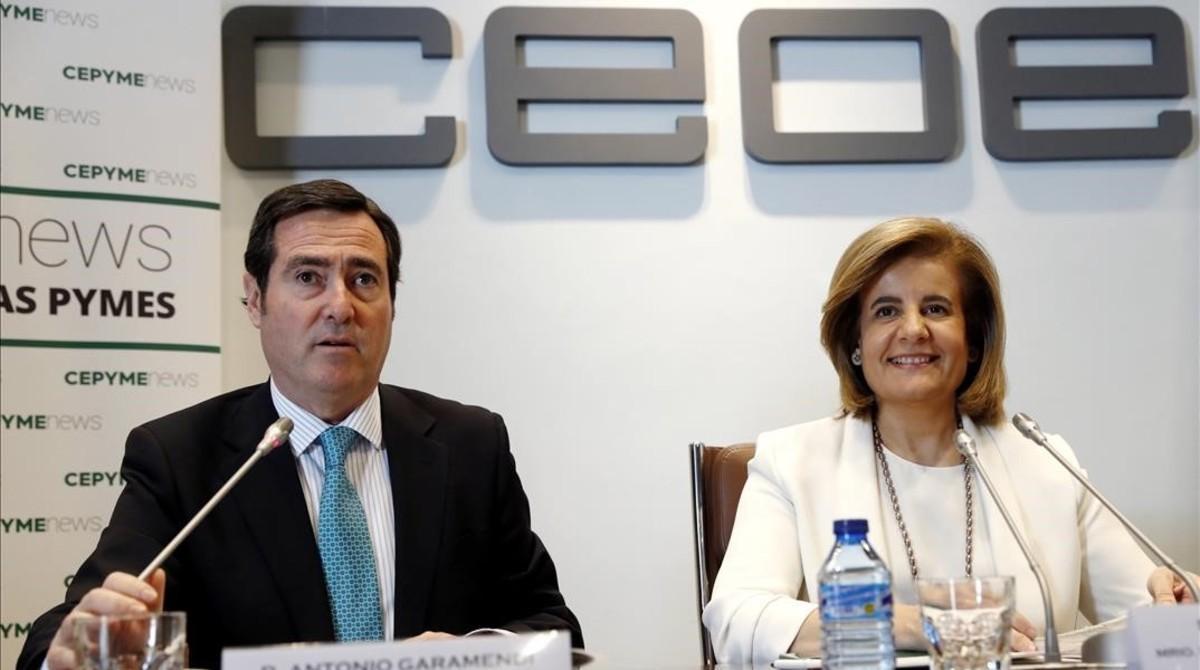 La ministra de Empleo, Fátima Báñez, junto a Antonio Garamendi, presidente de Cepyme, en un acto de la CEOE.  