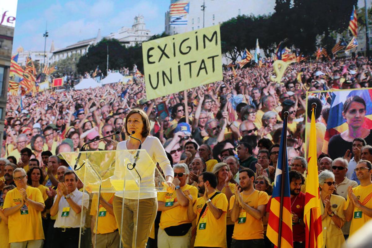 Carme Forcadell en el acto central de la campaña ’Ara és l’hora’ en la plaza de Catalunya de Barcelona.