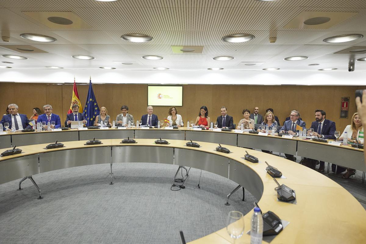 La ministra de Hacienda preside la reunión con representantes autonómicos en el Consejo de Política Fiscal y Financiera del 27 de julio, en Madrid (España). 