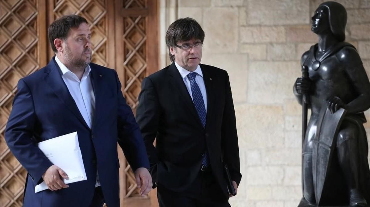 Oriol Junqueras y Carles Puigdemont se dirigen a una reunión del Consell Executiu, el pasado 25 de abril. Oriol Junqueras y Carles Puigdemont se dirigen a una reunión del Consell Executiu, el pasado 25 de abril.