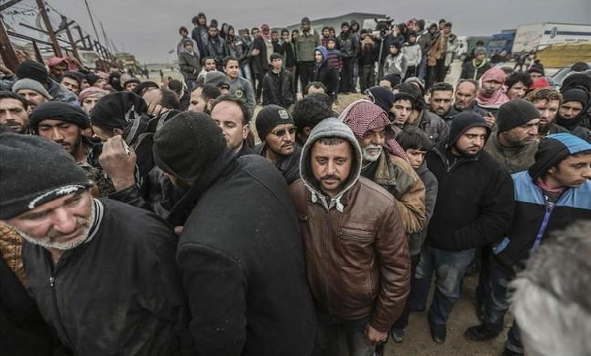 Miles de refugiados sirios se agolpan en la frontera con Turquía, huyendo de los bombardeos del Ejército de Asad y de Rusia para recuperar Alepo. Miles de refugiados sirios se agolpan en la frontera con Turquía, huyendo de los bombardeos del Ejército de Asad y de Rusia para recuperar Alepo.