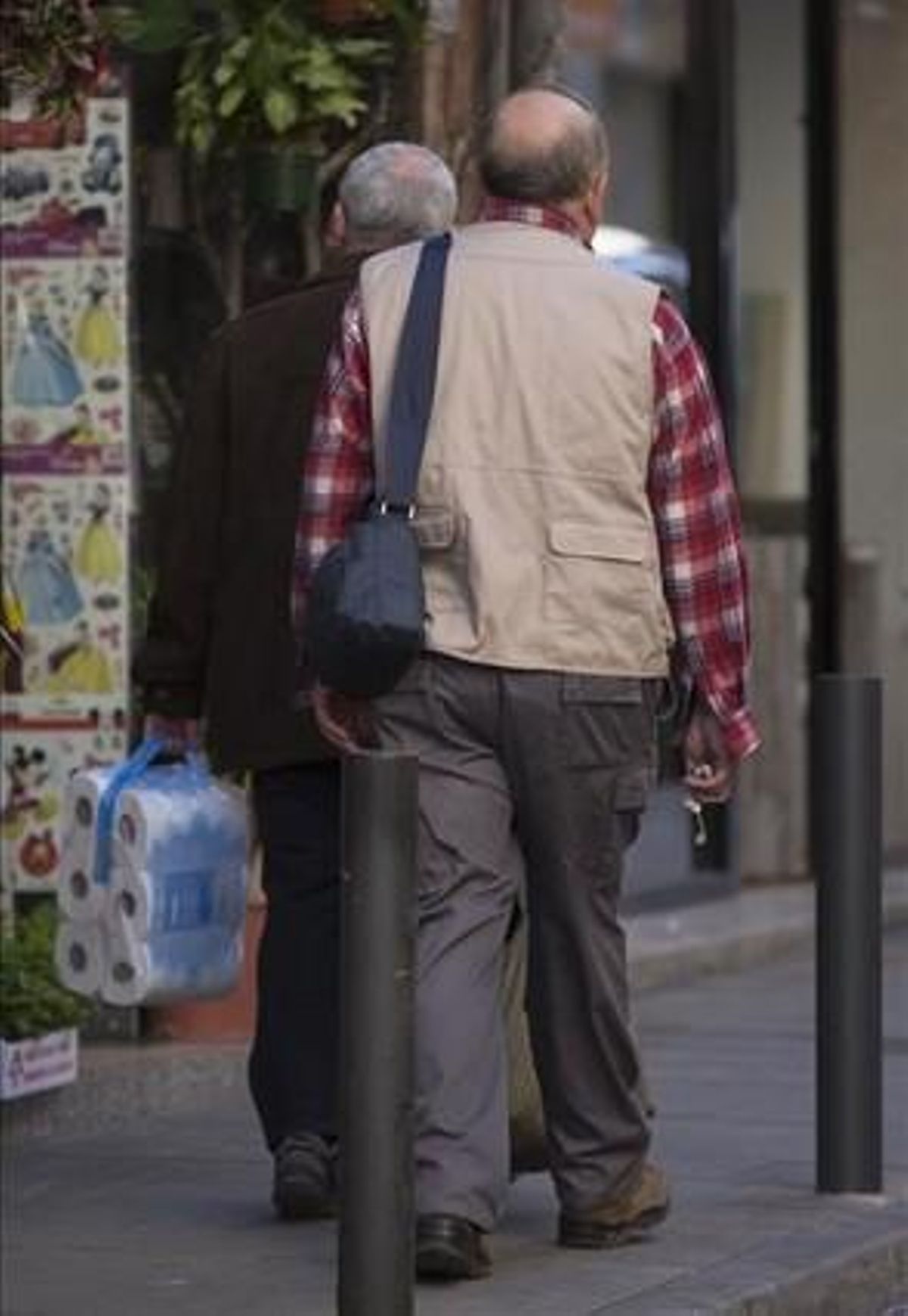El exmaestro de los Maristas A. F., con camisa a cuadros, sale de su casa en un barrio popular del área metropolitana de Barcelona, este miércoles por la mañana, tras conversar con EL PERIÓDICO. El exmaestro de los Maristas A. F., con camisa a cuadros, sale de su casa en un barrio popular del área metropolitana de Barcelona, este miércoles por la mañana, tras conversar con EL PERIÓDICO.