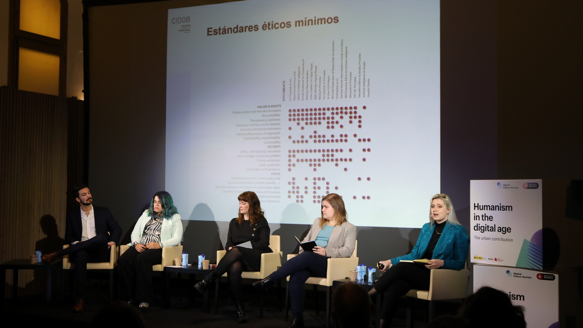 De izquierda a derecha: Carles Planas (moderador del evento), Nerea Luis (Sngular), Gemma Galdón (Eticas Research), Raquel Jorge (Real Instituto Elcano) y Andrea G. Rodríguez (CIDOB).