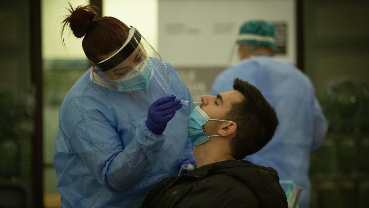 Una enfermera hace un test de antígenos