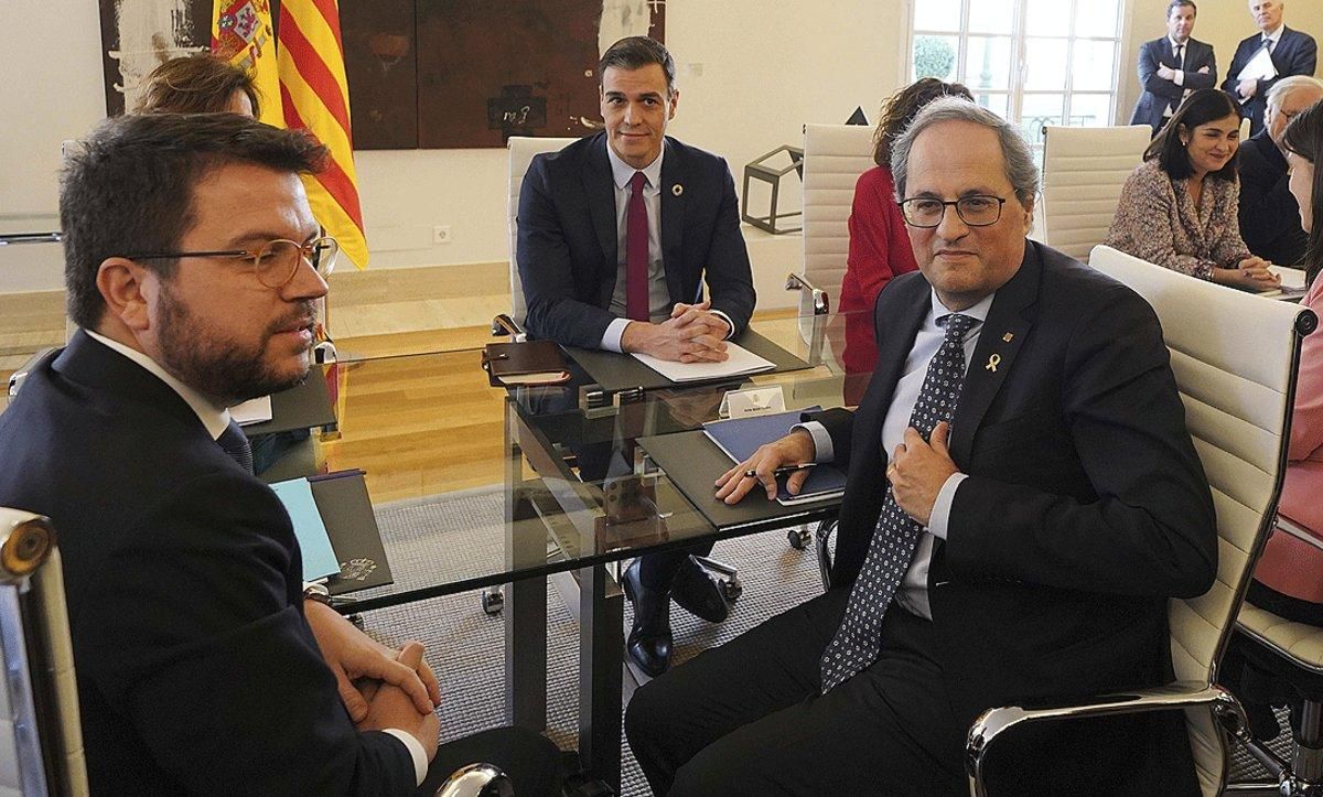 De izquierda a derecha, Pere Aragonès, Pedro Sánchez y Quim Torra, poco antes de comenzar la mesa de diálogo sobre Catalunya, el miércoles en la Moncloa. De izquierda a derecha, Pere Aragonès, Pedro Sánchez y Quim Torra, poco antes de comenzar la mesa de diálogo sobre Catalunya, el miércoles en la Moncloa.