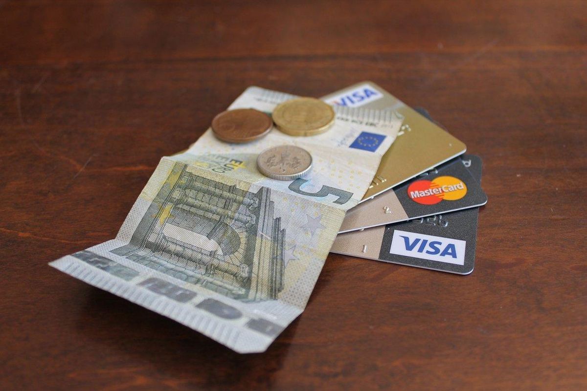 Debemos ser cautos con las tarjetas de crédito para no sobreendeudarnos Debemos ser cautos con las tarjetas de crédito para no sobreendeudarnos