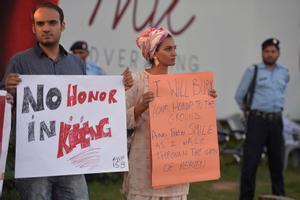 Imagen de activistas con pancartas contra los crímenes de honor en una protesta en 2016 en Islamabad (Pakistán) tras el asesinato de Qandeel Baloch.