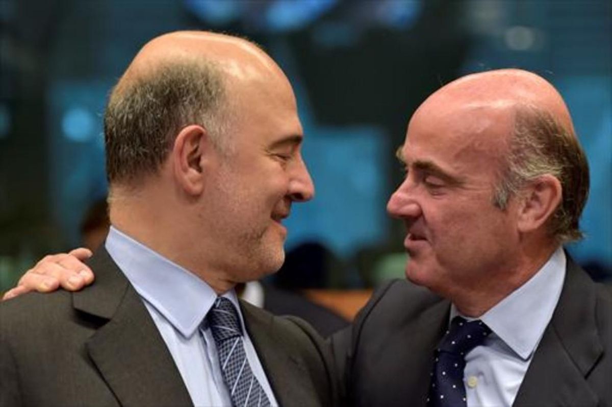 El comisario europeo de Finanzas, Pierre Moscovici, y el ministro de Economía, Luis de Guindos, en Bruselas. El comisario europeo de Finanzas, Pierre Moscovici, y el ministro de Economía, Luis de Guindos, en Bruselas.