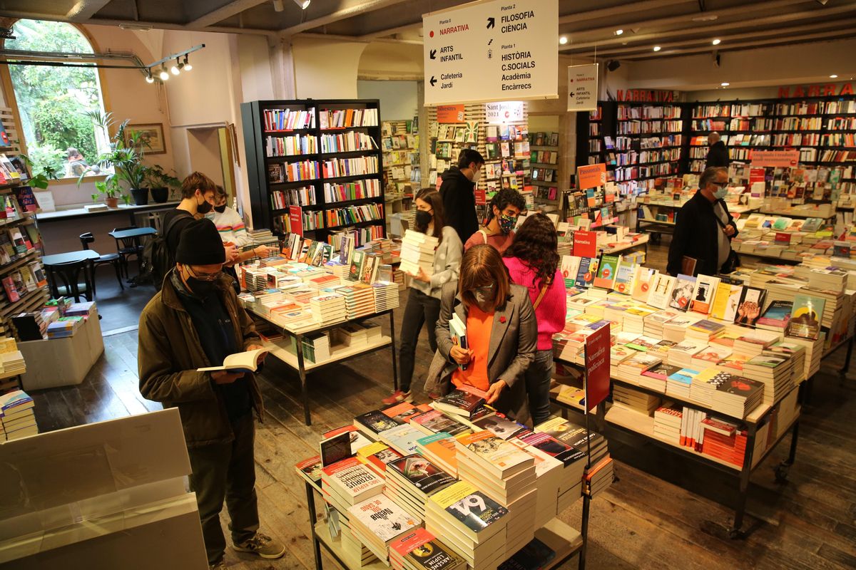 Interior de la librería La Central. Interior de la librería La Central.
