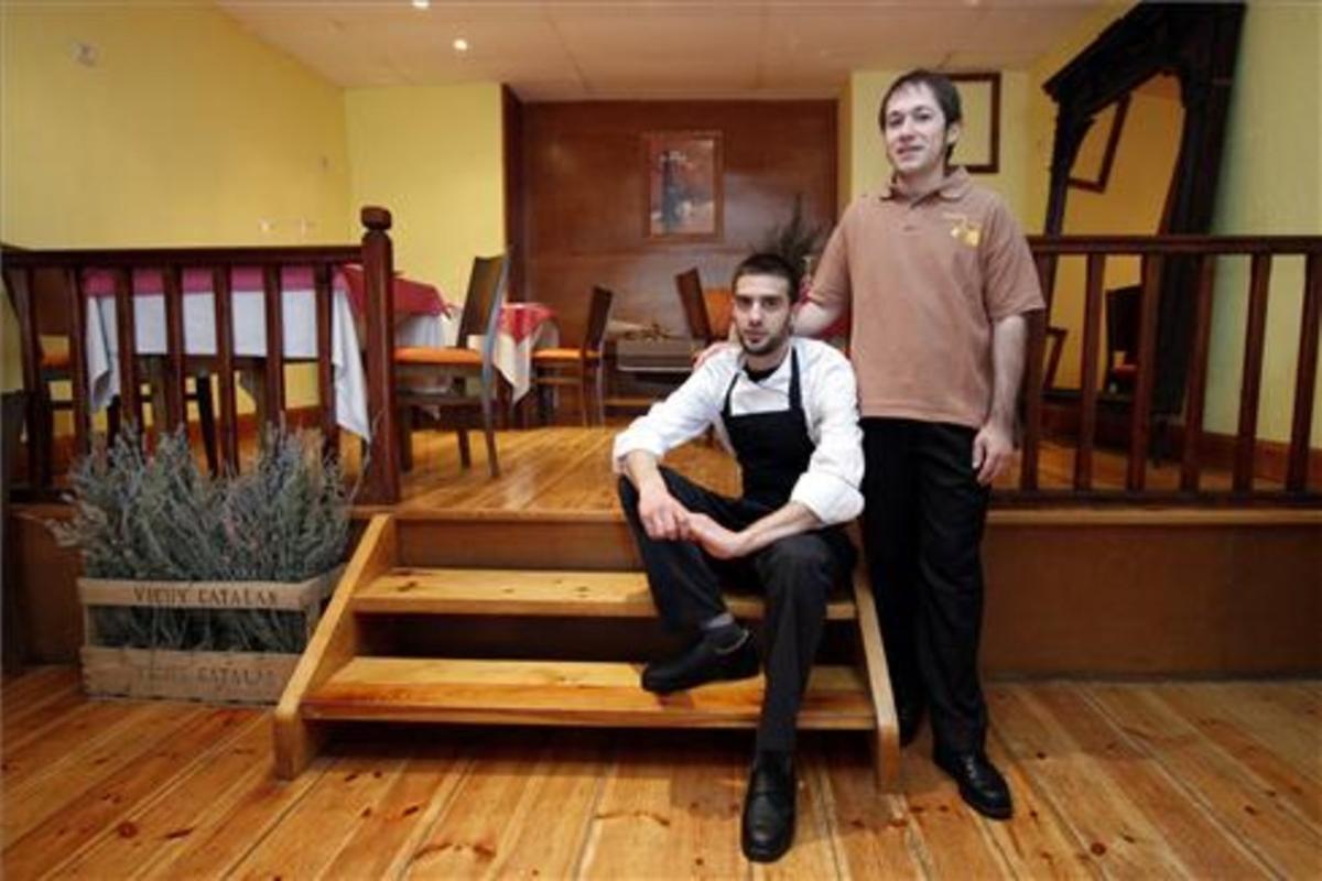 Pau Cascon y Àlex Molas, en un rincón del restaurante Trumfes, en Llívia.