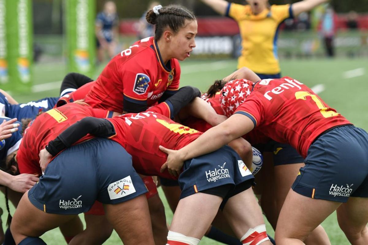 La selección de rugby femenina celebra el título de campeonas de Europa. 