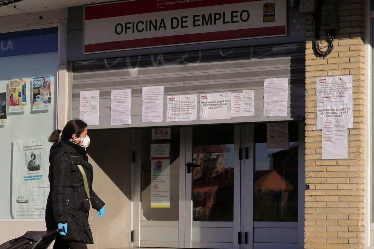 Una mujer pasa ante una oficina de empleo. Una mujer pasa ante una oficina de empleo.