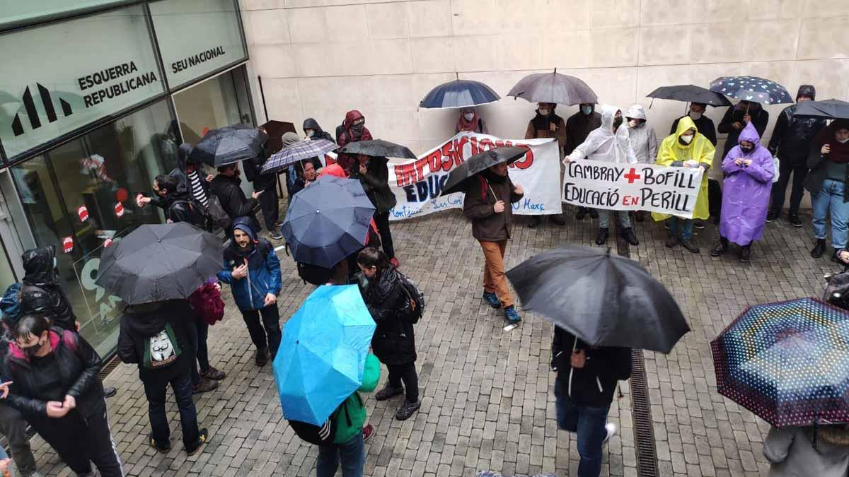 Profesores protestan ante la sede de ERC en Barcelona.