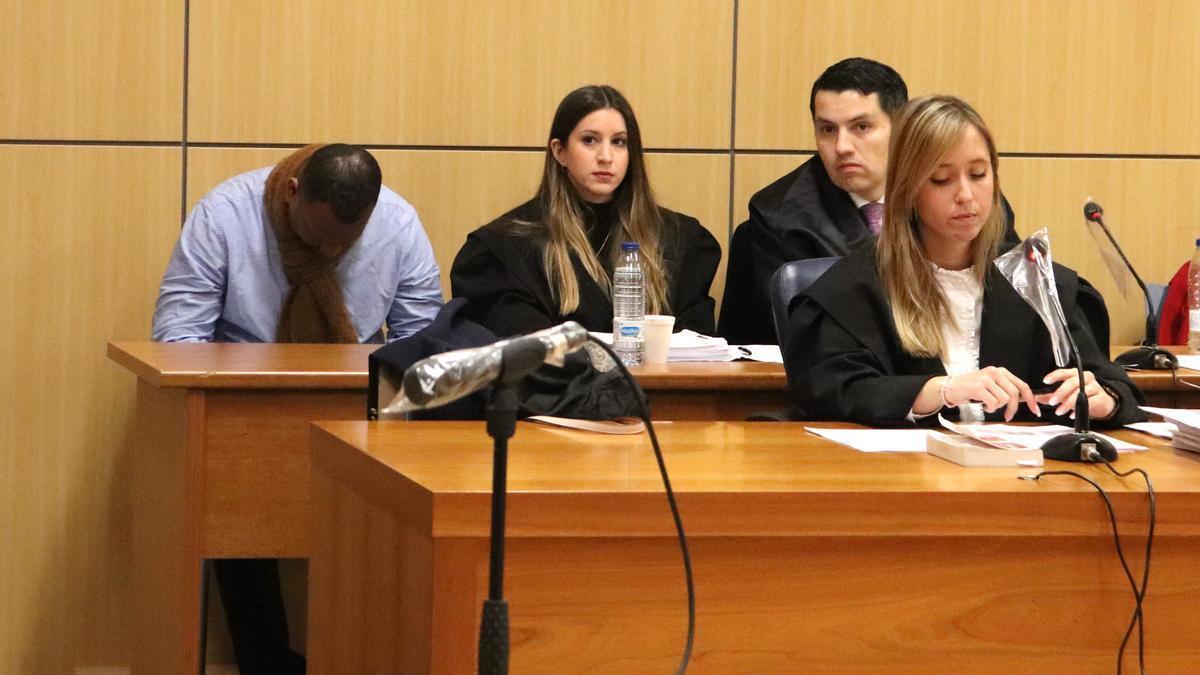 Confiesa que mató a navajazos al novio de su ex a las puertas de un bingo en Valencia Confiesa que mató a navajazos al novio de su ex a las puertas de un bingo en Valencia