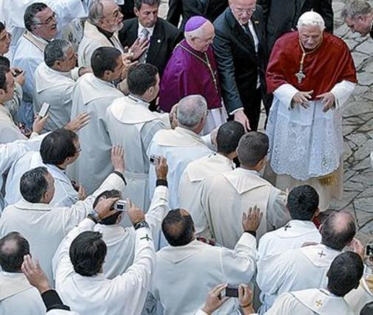 Un grupo de religiosos aclaman y fotografían al Papa, ayer en Santiago. Un grupo de religiosos aclaman y fotografían al Papa, ayer en Santiago.