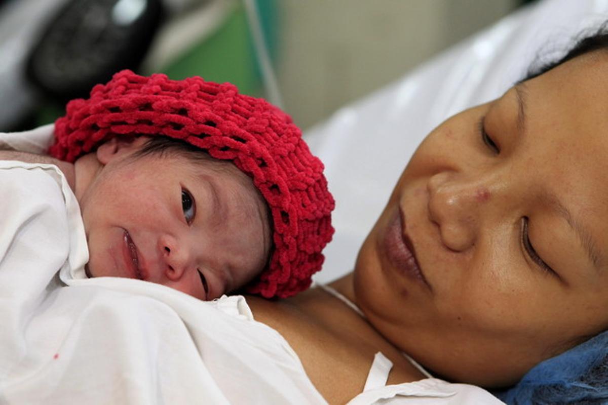 La madre filipina Camille sostiene a su bebé recién nacida Danica Camacho, el simbólico ser humano número 7.000 millones, nacida en Manila.