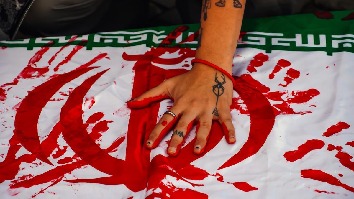 Una bandera iraní ensangrentada en una manifestación. 