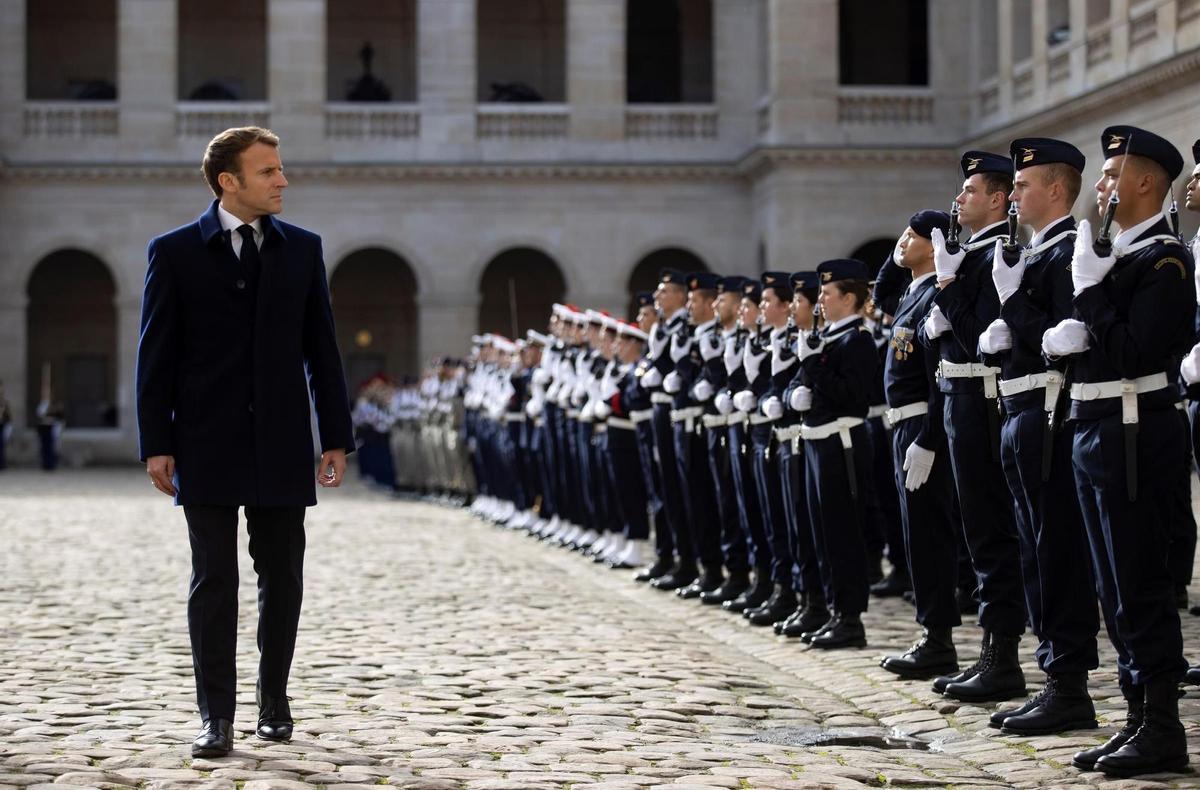 Paris (France), 04/11/2021.- French President Emmanuel Macron reviews troops during a ’prise d’armes’ military ceremony at the Invalides in Paris, France, 04 November 2021 (Francia) EFE/EPA/IAN LANGSDON / POOL