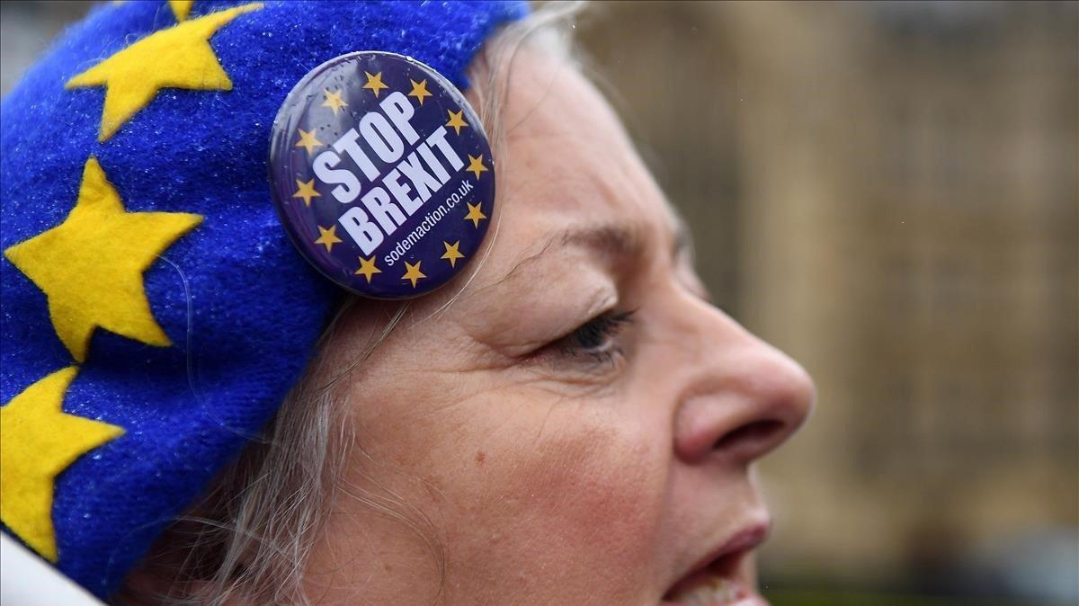 Una manifestante en contra del ’brexit’ protesta ante el Parlamento en Londres este miércoles.
