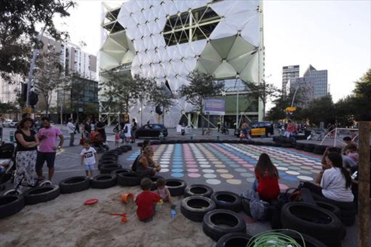 Un aspecto del ambiente en la ’superilla’ del Poblenou. Un aspecto del ambiente en la ’superilla’ del Poblenou.