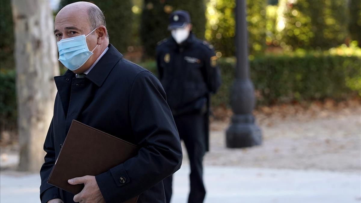 El coronel de la Guardia Civil Diego Pérez de los Cobos llega a la Audiencia Nacional para declarar por la operación Kitchen, en noviembre del año pasado. El coronel de la Guardia Civil Diego Pérez de los Cobos llega a la Audiencia Nacional para declarar por la operación Kitchen, en noviembre del año pasado.