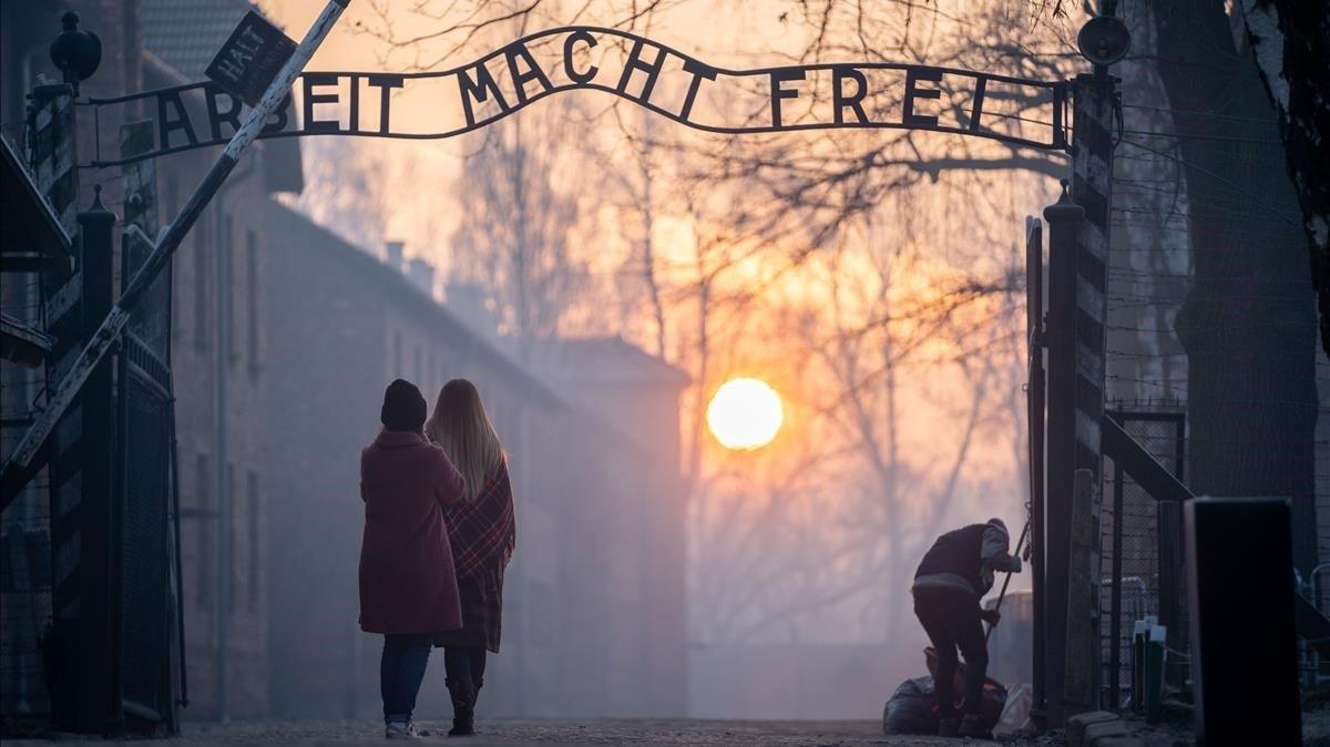 Entrada al campo de exterminio nazi de Auschwitz, en la que se mantiene el cartel de ’El trabajo os hará libres’.