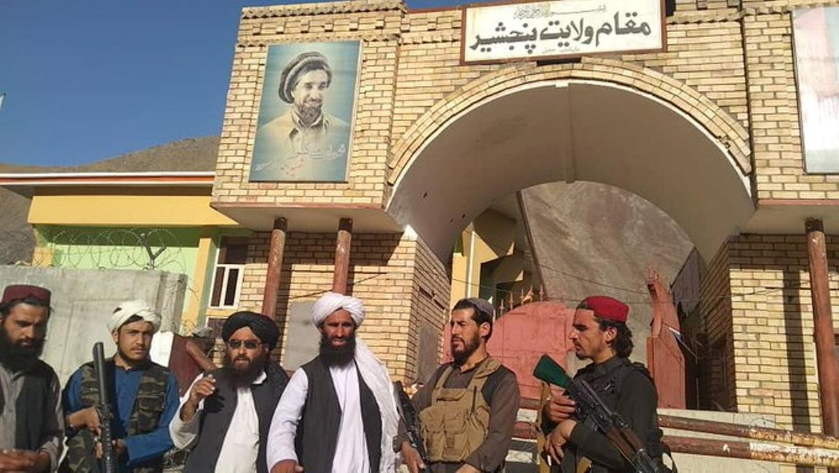 Varios talibanes posan frente a la oficina del gobernador del Panjshir en una foto colgada en las redes el 6 de septiembre. 