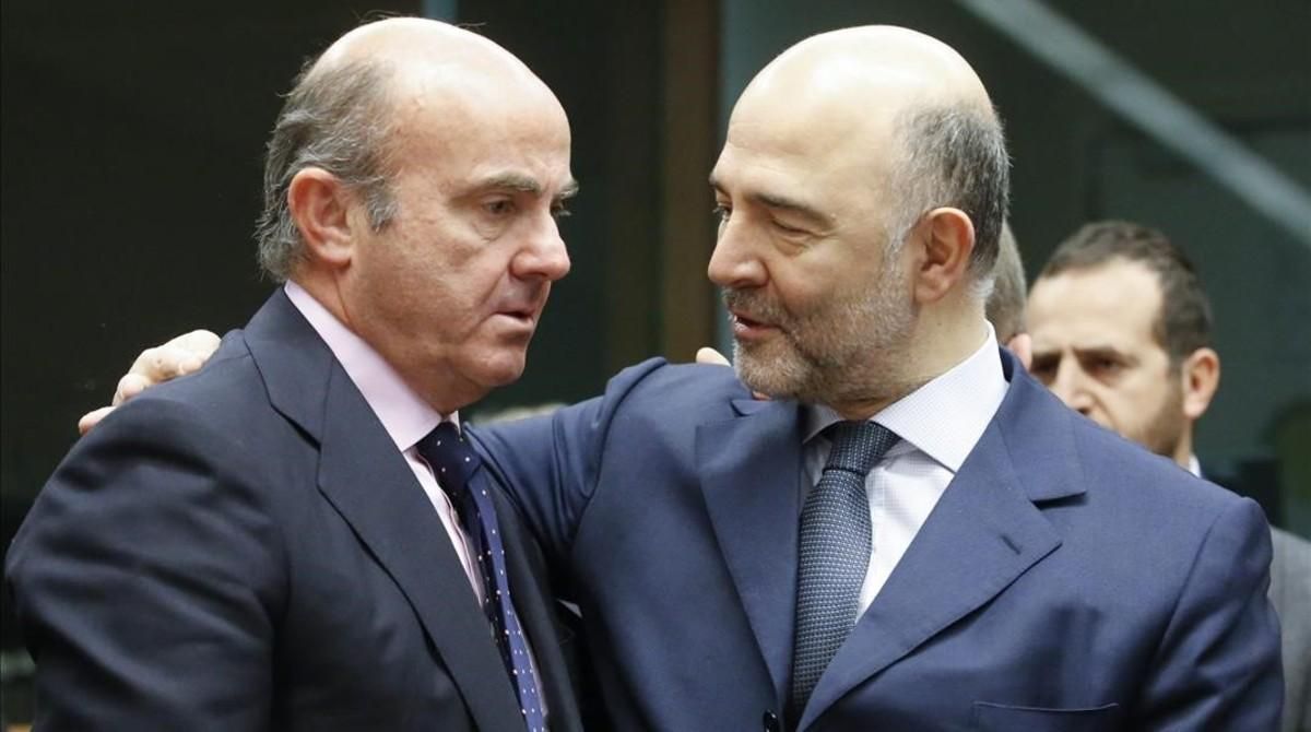 El ministro español de Economía, Luis de Guindos, conversa con el comisario europeo de Asuntos Economicos, Pierre Moscovici. El ministro español de Economía, Luis de Guindos, conversa con el comisario europeo de Asuntos Economicos, Pierre Moscovici.