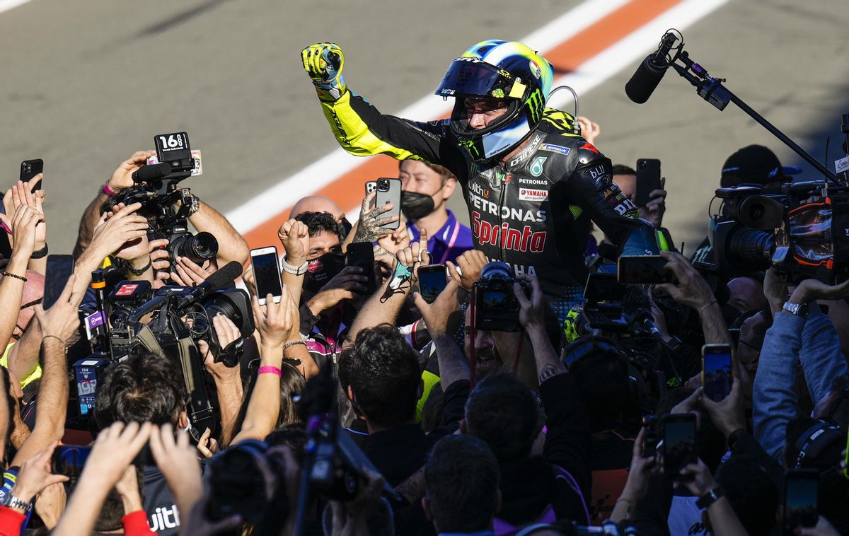 Valentino Rossi, levantado a hombros en Cheste, hoy, tras su despedida. Valentino Rossi, levantado a hombros en Cheste, hoy, tras su despedida.