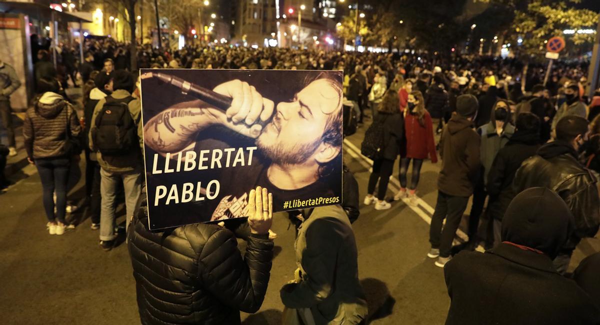 Una persona muestra un cartel a favor de la liberación de Pablo Hasél durante una manifestación pacífica en la ciudad de Barcelona el 16 de febrero contra la detención del rapero.