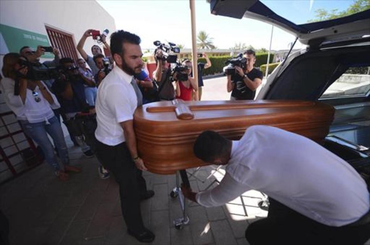 Ttraslado del féretro de Miguel Blesa el día de su funeral.