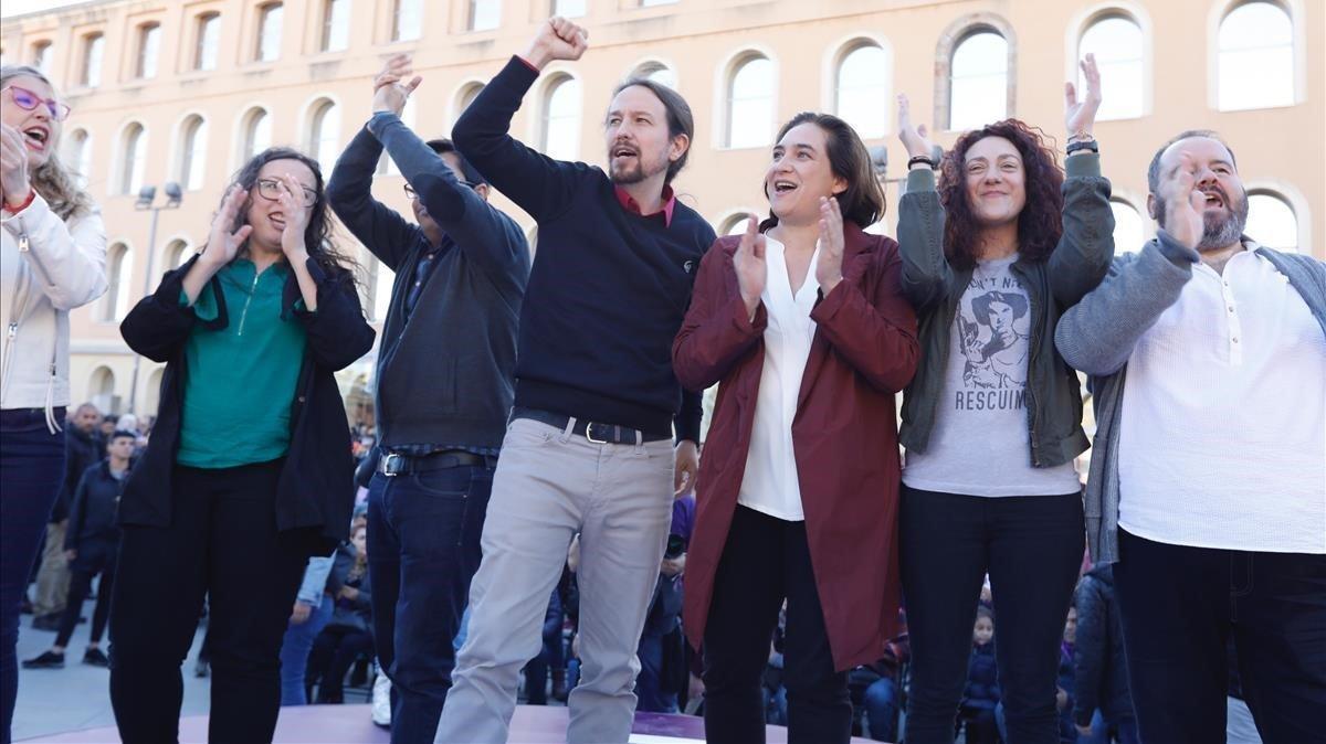 El líder de Unidas Podemos, Pablo Iglesias, junto a candidatos del partido en el barrio de Sant Andreu de Barcelona.
