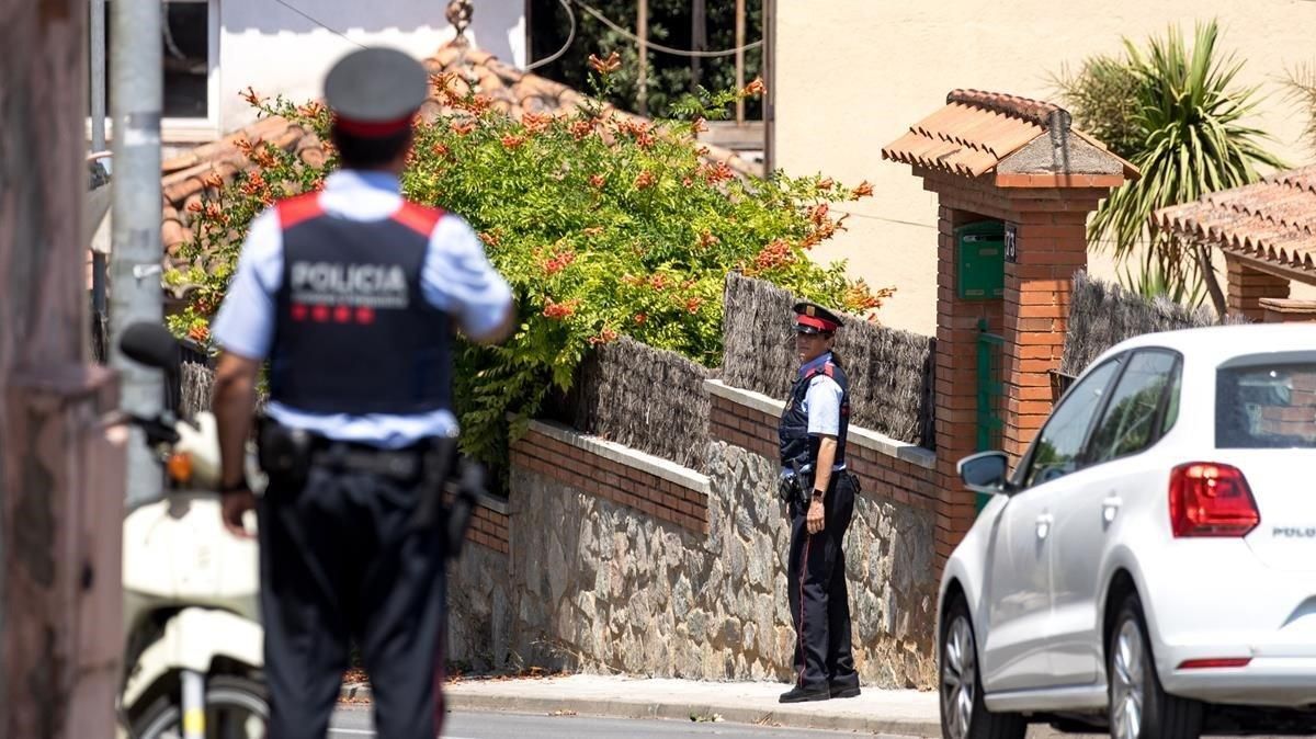 Una patrulla de los Mossos d’Esquadra, en Sant Cugat del Vallès. Una patrulla de los Mossos d’Esquadra, en Sant Cugat del Vallès.