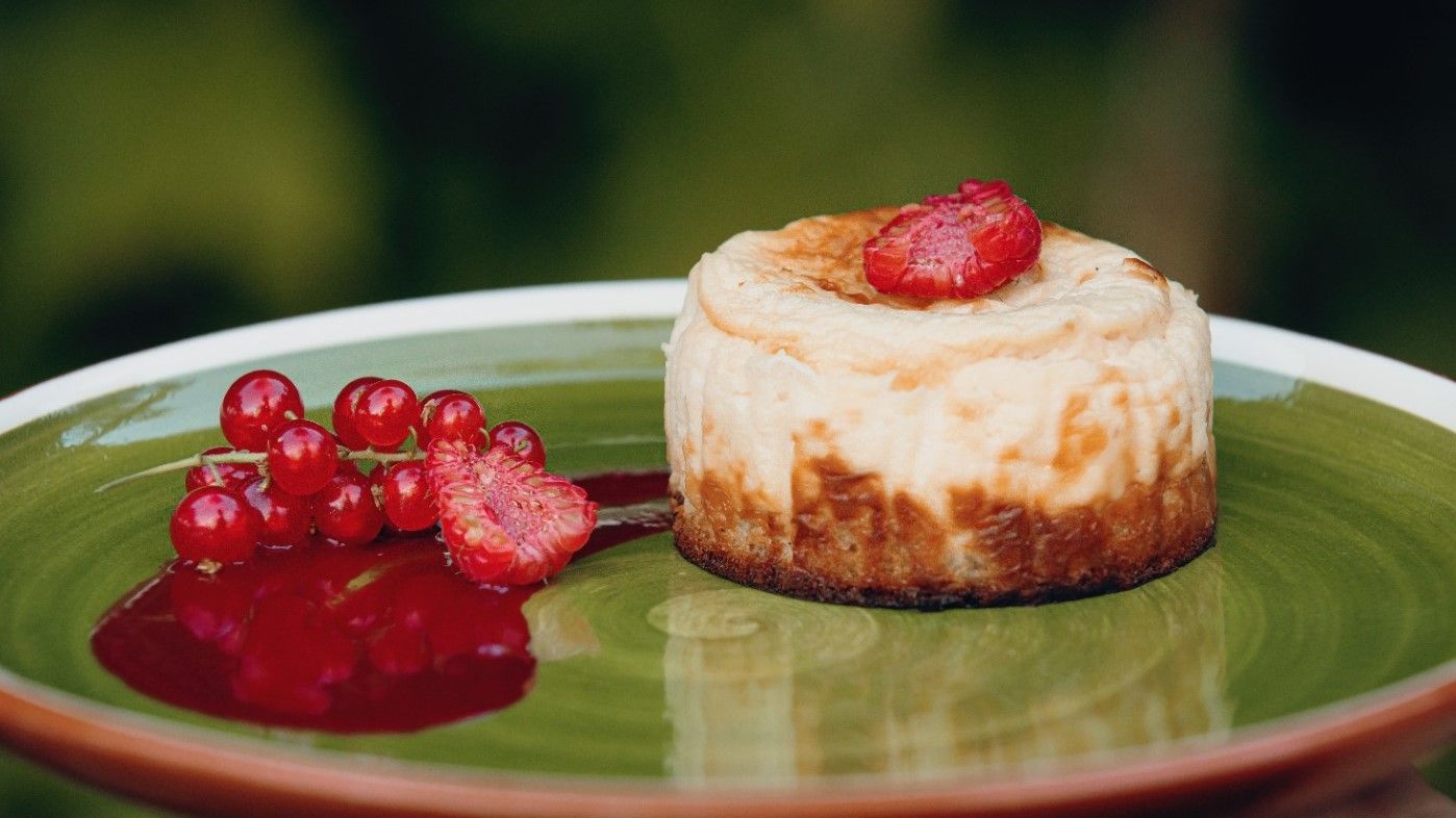 Una receta de pastel de queso de fábula de Júlia Podall, chef de Las  Palmeras, el restaurante del 'market' veraniego La Santa